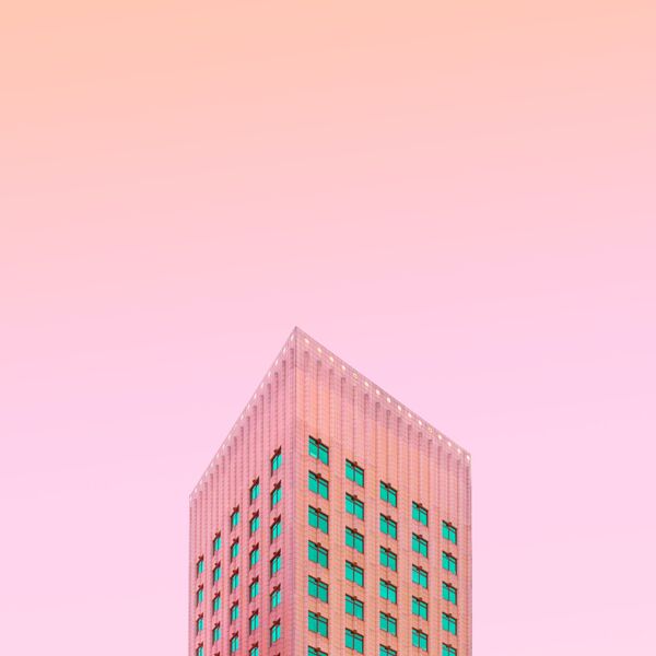 Moderne Architektur vor orangem Himmel