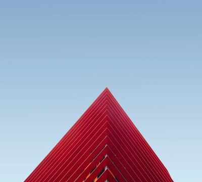 Modernes Haus vor blauem Himmel